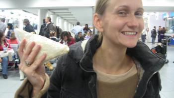 Na lotnisku Campino w Rzymie - wlasnie wcinamy kupione tu kanapki
