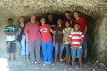2 maja wraz z grupą znajomych bardziej (Rachel, Branden i Inga) i mniej (rodzina Ingi w skład której wchodzili: mąż Constantino, brat Carl i czwórka dzieciaków) wybraliśmy się do Ossu. Już od dawna chcieliśmy zobaczyć to kolejne „wielkie” miasto Timoru. I wreszcie okazja się przytrafiła.