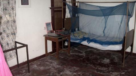 Pokój gościnny. W drugim, niewidocznym na zdjęciu końcu znajduje się podobne łóżko. Tym razem z różową moskitierą. 
