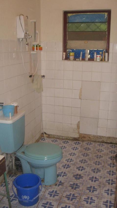 Nasza łazienka. Mały podgrzewacz wiszący na ścianie to historia. Jeszcze na długo przed naszym przyjazdem spalił połowę przewodów w ścianie. W związku z powyższym, tak jak 99,5% populacji Timoru bierzemy tylko i wyłącznie zimne prysznice :-)