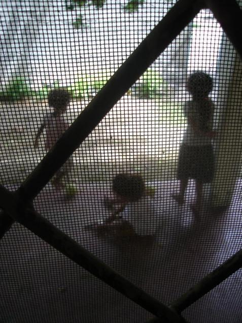 Dzieci podglądane zza siatki naszego okna…